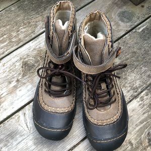 Faux fur lining. Super comfy.